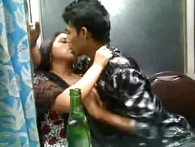 छात्र ने तंग शिक्षक के पैरों के बीच मोज़ा फाड़ दिया और जल्दी से उसकी मोटा चूत में एक डिक डाल दिया।