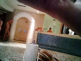 जलती हुई श्यामला खुद को सहलाती है और पोर्न कैमरे पर उसकी गांड मरोड़ती है