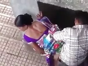 एक रसदार पोर्न राइजर पर बालों वाली श्यामला बिल्ली