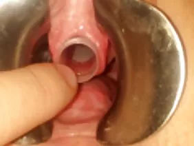 Krajl एक लिंग को चाटता है और एक अश्लील स्टैंड पर कूदता है