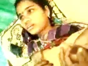 चूत में बड़े डिब्बे के साथ लड़की को रगड़ता है