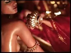 असत्य बड़े स्तन और लंबे बालों के साथ नौकरानी ने पिछवाड़े में पोर्न दिया