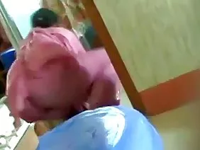 एक अमीर लड़के ने वेश्या को उतार दिया और उन्हें एक पोर्न यॉट पर बिठा दिया