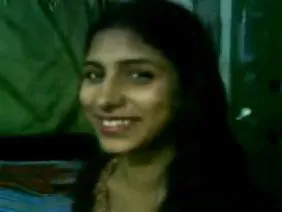 दो छोटी महिलाओं को ले जाता है एक आदमी एक blowjob अश्लील कर रही है