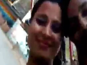 लड़की पैंटी नहीं पहनती है और कोई भी व्यक्ति न केवल उसकी स्वादिष्ट गांड की प्रशंसा कर सकता है, बल्कि चूत पोर्न भी कर सकता है