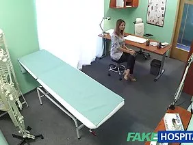 नर्स ने पहली बार पोर्न देखने के लिए अपने दोस्त की मदद की