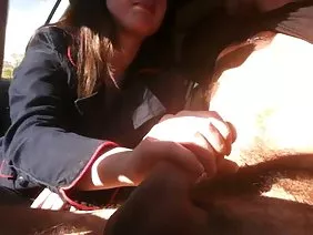 बड़े स्तन के साथ एमआईएलए एक अश्लील दोस्त के सामने एक गुलेल फैलता है