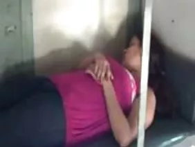 हॉट गर्ल सेक्स मशीन को चोदता है और अपनी चूत और चूत को मोटी पोर्न वाइब्रेटर के लिए डालता है