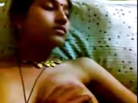 लड़का एक दोस्त की तरह लग रहा था कि वह अपनी गर्लफ्रेंड को पोर्न दिखा रहा है