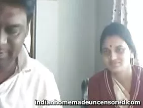 लेगी मॉडल कैम पोर्न पर हस्तमैथुन करता है