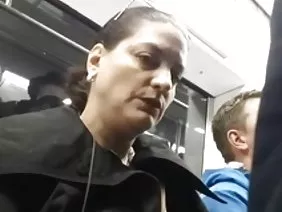 युवा समलैंगिक एक परिपक्व माँ अश्लील के साथ यौन संबंध रखने के लिए प्यार करता है