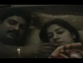 एक आदमी ने एक वयस्क माँ और उसकी बीस वर्षीय पेटी-पुत्री बेटी की अश्लील चुदाई की