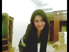 भतीजी बिस्तर में अपने चाचा को blowjob देती है और गर्म अश्लील सेक्स के लिए सहमत होती है