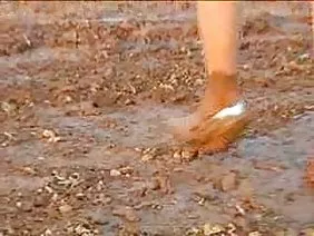 गर्म श्यामला अश्लील आराम कर रहा है