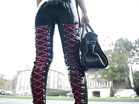 सुनहरे बालों वाली हूड स्पोर्ट्स कार पोर्न में एक भयानक आकृति और स्तन के साथ गोरा