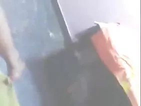 बड़े स्तनों और एक कॉलर के साथ एशियाई सेक्स के आदेश पुरुषों को अश्लील प्रदर्शन करते हैं