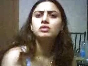 भाई अपनी सोती हुई बहन के पास गया, उसने अपना कामुक अधोवस्त्र उतार दिया और उसे बेडरूम की पोर्न में गड़बड़ कर दिया