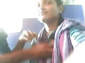 एक आदमी सभी छेद पोर्न में लड़कियों की भीड़ को चोदता है