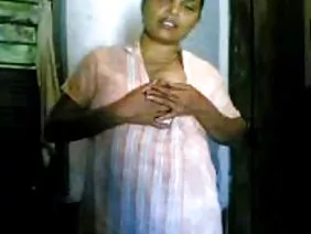 रोमांचक सेक्सी ड्रेस में एशियाई लंबे समय तक आदमी के लिए लिंग चूसता है और अश्लील चुदाई करता है