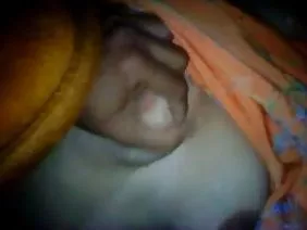 चीयरलीडर के दो सबसे अच्छे दोस्त घर पर एक लिबर्टिन के साथ निकले जो उनके साथ समूह सेक्स चाहते हैं।